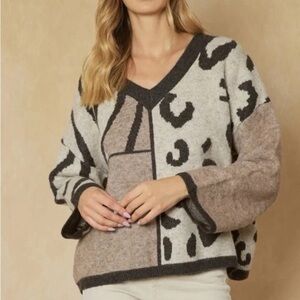 ENTRO Cream and Black animal print chunky V-Neck Sweater size M